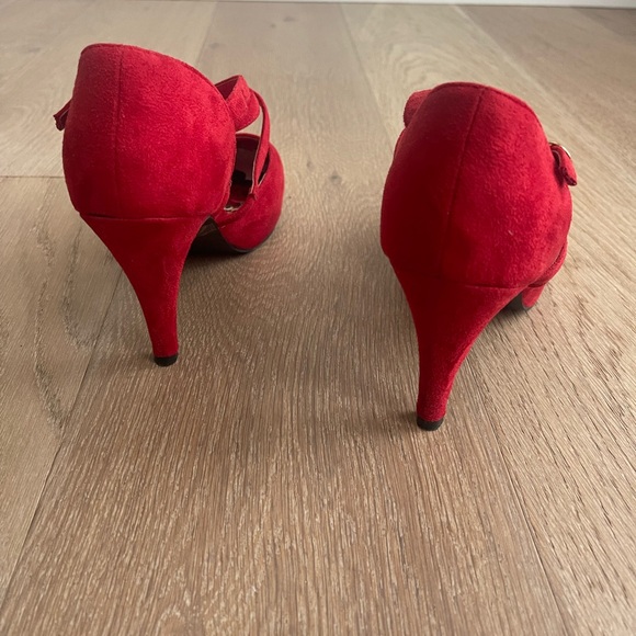 Room of Fashion brand. Red Strappy Heels with Floral Insole - Picture 7 of 8